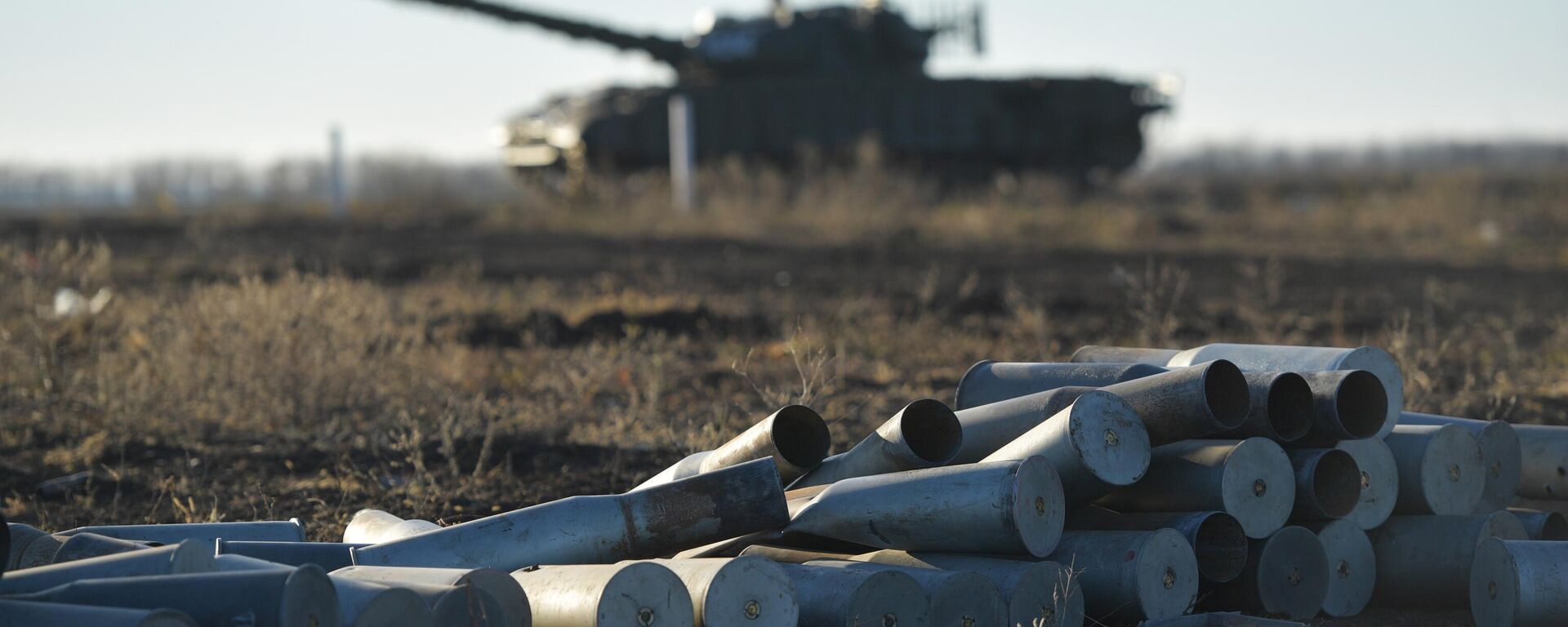 Bắn đạn thật của các tổ lái xe tăng T-62 hiện đại hóa tại một bãi tập ở vùng Zaporozhye. - Sputnik Việt Nam, 1920, 13.06.2024