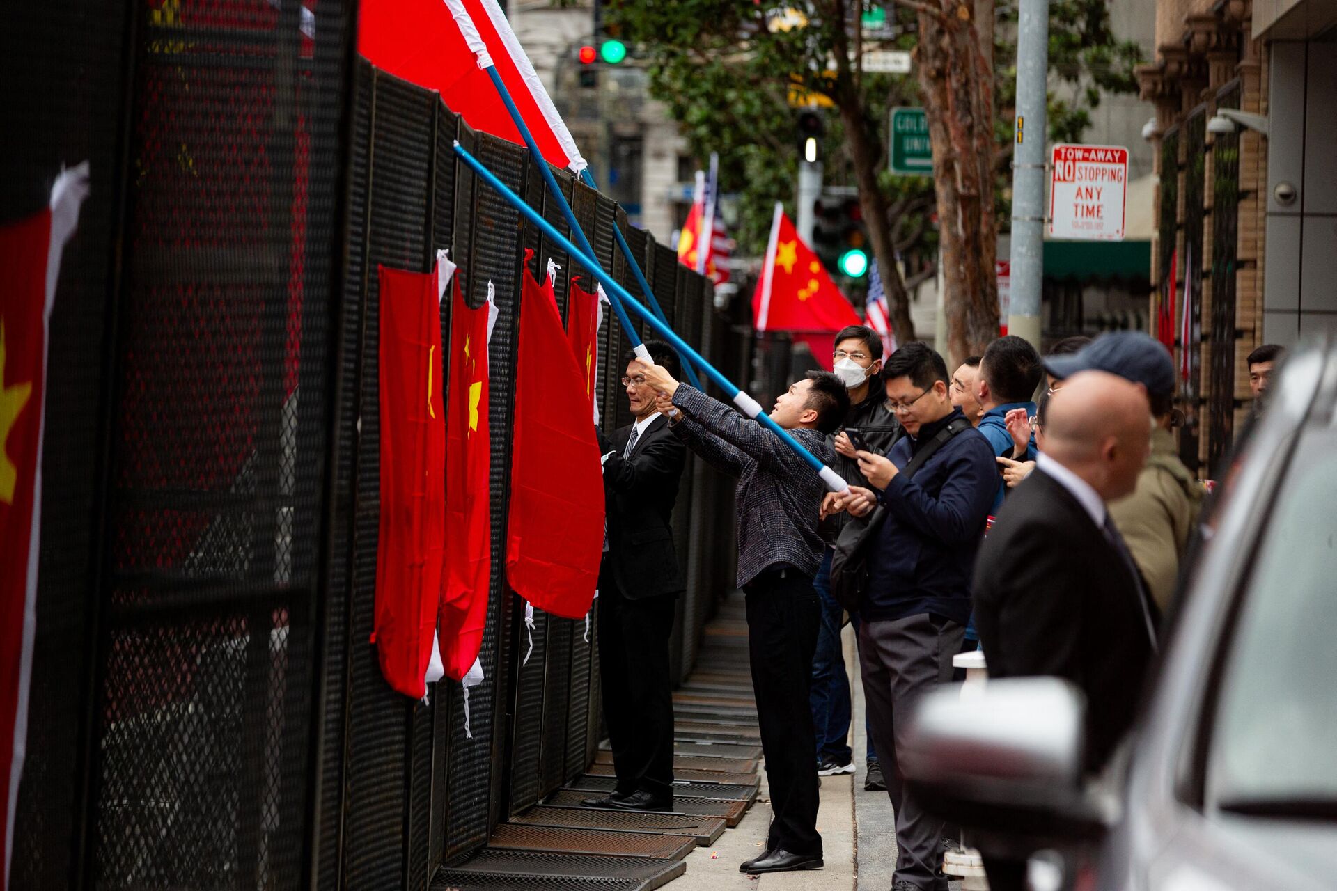 Dân đón chào Chủ tịch Trung Quốc Tập Cận Bình tới San Francisco - Sputnik Việt Nam, 1920, 16.11.2023