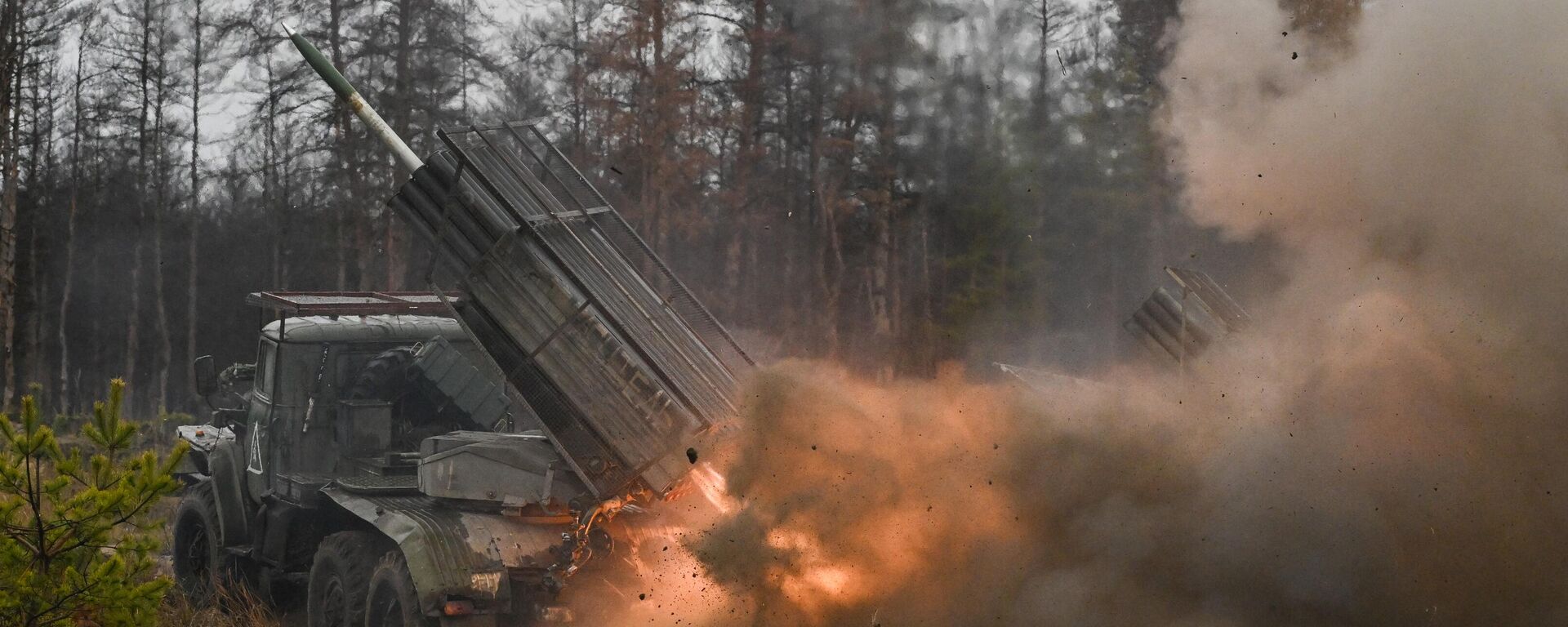 Hệ thống tên lửa phản lực phóng loạt BM-21 Grad thuộc biên chế trung đoàn cơ giới cận vệ Quân khu Trung tâm pháo kích vào các vị trí quân đội Ukraina theo hướng Krasnyi Lyman trong chiến dịch quân sự đặc biệt - Sputnik Việt Nam, 1920, 21.05.2024