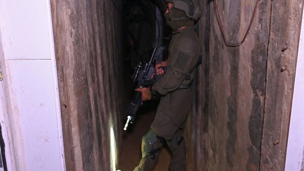 Người lính đứng trong đường hầm mà quân đội Israel cho rằng do phiến quân Hamas đào - Sputnik Việt Nam