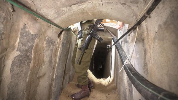 Người lính Israel đứng trong một đường hầm dưới lòng đất được phát hiện bên dưới Bệnh viện Shifa ở thành phố Gaza - Sputnik Việt Nam