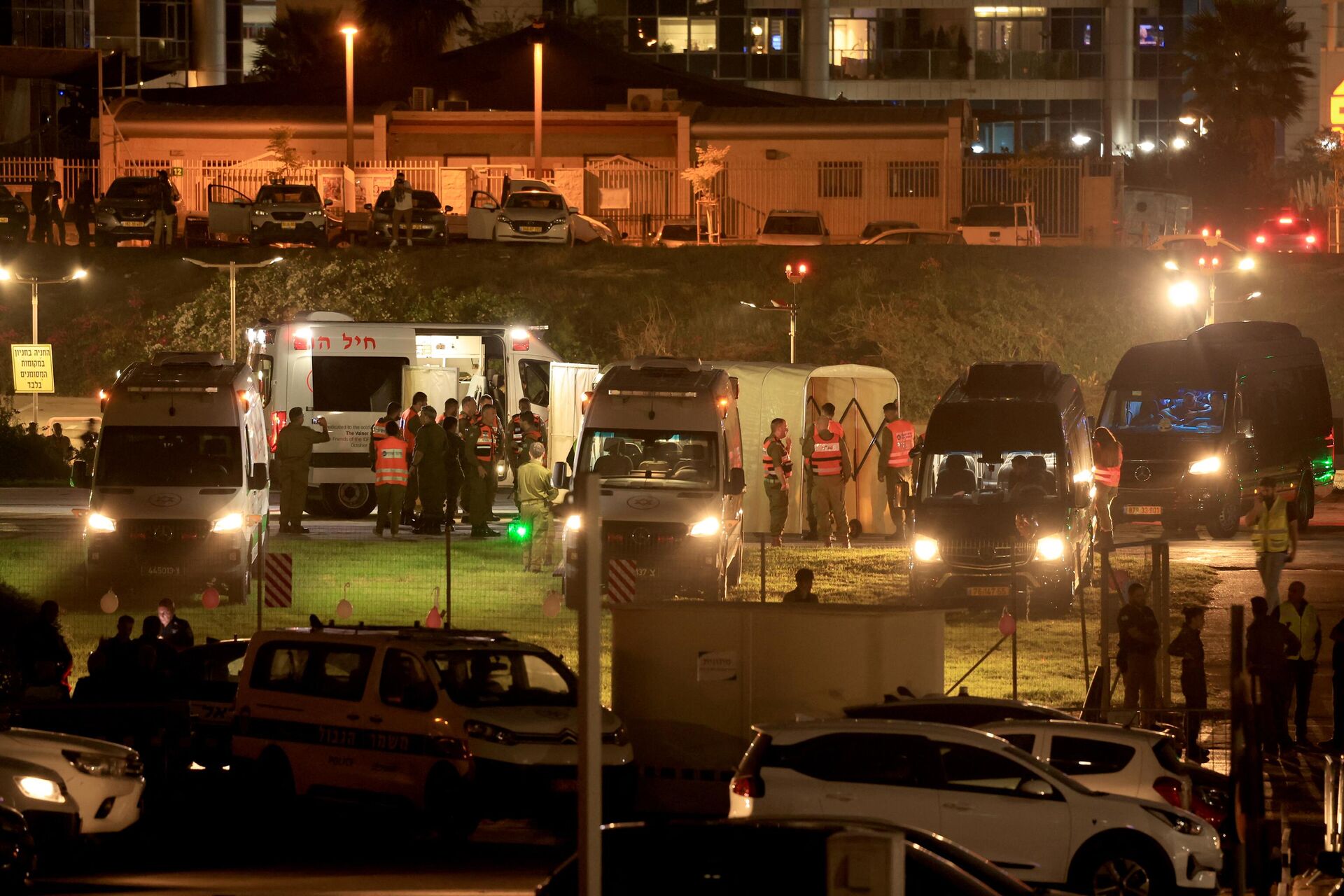 Lực lượng an ninh Israel đứng cùng với các xe cứu thương chờ đợi bên ngoài sân bay trực thăng của Trung tâm y tế Schneider ở Tel Aviv, trong khi chuẩn bị giải phóng các con tin Israel bị Hamas giam giữ ở Dải Gaza - Sputnik Việt Nam, 1920, 24.11.2023