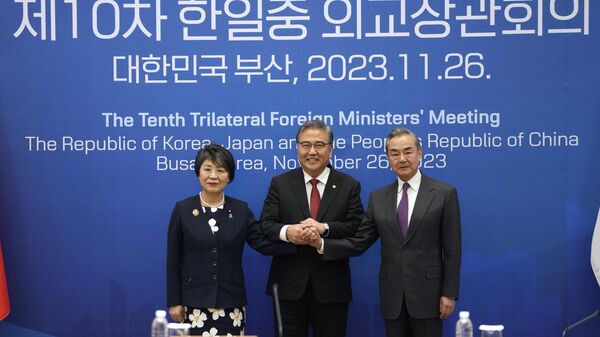 Bộ Trưởng ngoại giao Trung Quốc Vương Nghị, Bộ Trưởng ngoại giao Hàn Quốc Park Jin và Bộ Trưởng ngoại giao Nhật Bản Yoko Kamikawa - Sputnik Việt Nam