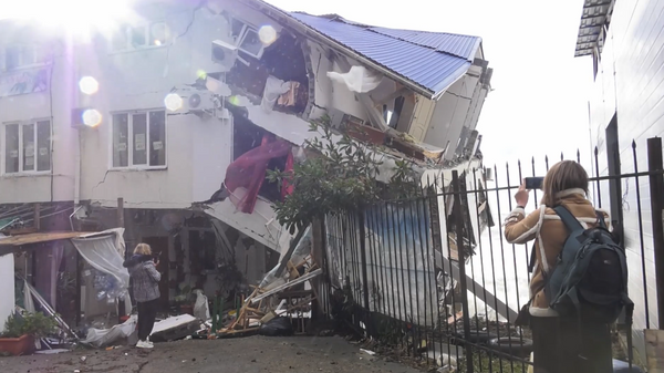 “Chưa bao giờ có cơn bão như thế này trước đây”: Nhà cửa hư hại do bão ở Sochi - Sputnik Việt Nam