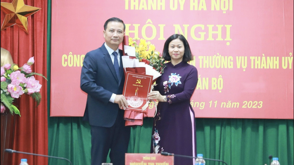 Phó bí thư thường trực Thành ủy Hà Nội Nguyễn Thị Tuyến trao quyết định cho tân Bí thư Quận ủy Hoàng Mai Nguyễn Xuân Linh  - Sputnik Việt Nam