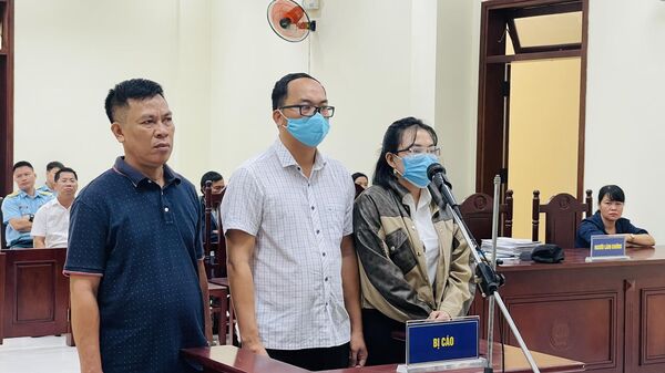 Bị cáo Hoàng Văn Minh (giữa) cùng chú và vợ tại phiên tòa hồi giữa tháng 8.  - Sputnik Việt Nam