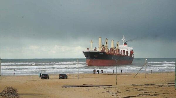Bão lớn cuốn trôi dạt con tàu chở hàng lớn vào bờ Biển Đen của Nga - Sputnik Việt Nam