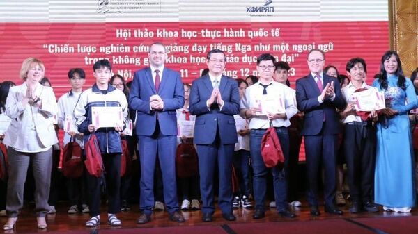 Thứ trưởng Mogilevsky với các học sinh Việt Nam đoạt giải Olimpic tiếng Nga - Sputnik Việt Nam
