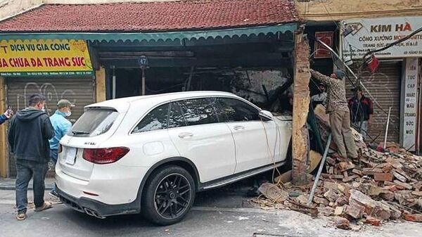 Xe Mercedes đâm đổ tường ngôi nhà cổ. - Sputnik Việt Nam