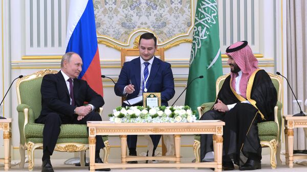 Tổng thống Nga Vladimir Putin và Thái tử Mohammed bin Salman Al Saud, Chủ tịch Hội đồng Bộ trưởng Ả Rập Saudi - Sputnik Việt Nam