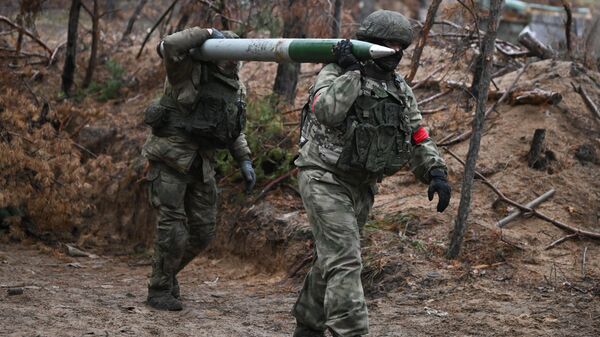 Công tác chiến đấu của các đội BM-21 Grad MLRS thuộc Trung đoàn súng trường cơ giới cận vệ của Quân khu trung tâm trên hướng Krasnyi Lyman của Quân khu phía Bắc - Sputnik Việt Nam