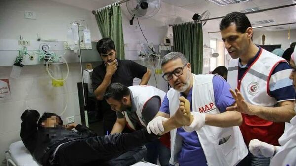 Bác sĩ Ghassan Abu Sittah tại bệnh viện Al Awda ở Gaza - Sputnik Việt Nam