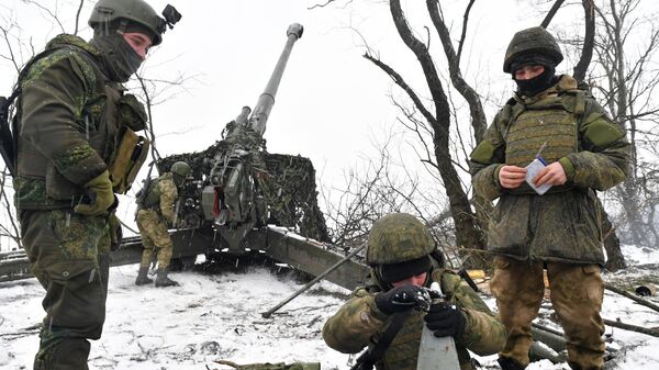Lính pháo binh Nga chuẩn bị đạn cho khẩu súng lục Msta-B - Sputnik Việt Nam