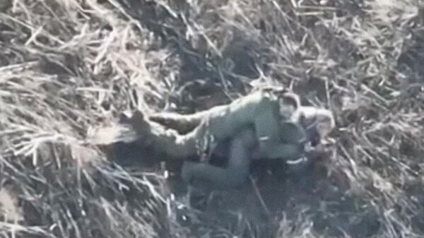 Một binh sĩ Nga cố gắng cứu một đồng đội bị thương khi bị máy bay không người lái Ukraina bắn - Sputnik Việt Nam