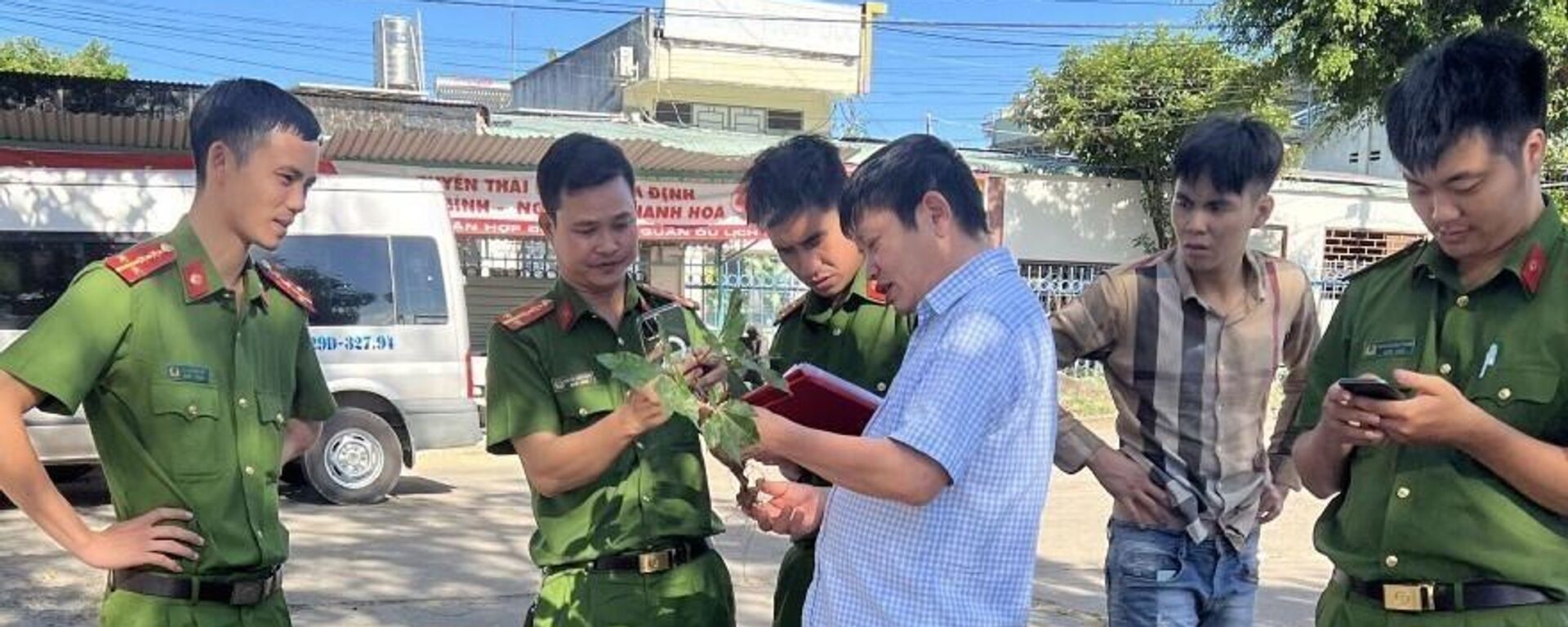 Kon Tum: Ngăn chặn hàng chục ký sâm từ phía Bắc đưa vào thủ phủ sâm Ngọc Linh - Sputnik Việt Nam, 1920, 20.12.2023