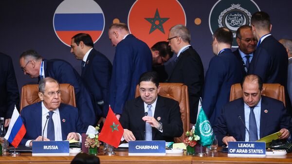 Bộ trưởng Ngoại giao Nga Sergei Lavrov, Bộ trưởng Ngoại giao Maroc Nasser Bourita và Phó Tổng thư ký Liên đoàn các quốc gia Ả Rập Hossam Zaki - Sputnik Việt Nam