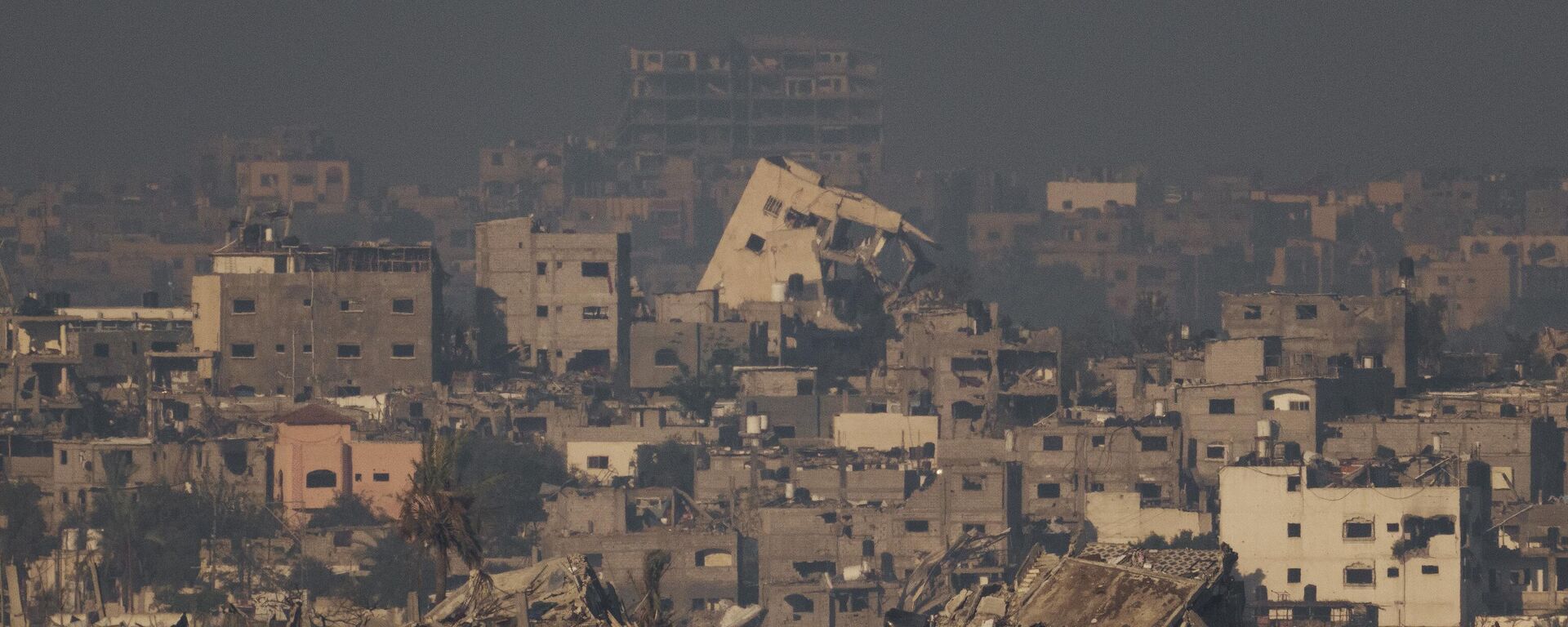 Các tòa nhà bị phá hủy do cuộc không kích của Israel ở phía bắc khu vực Gaza - Sputnik Việt Nam, 1920, 05.06.2024