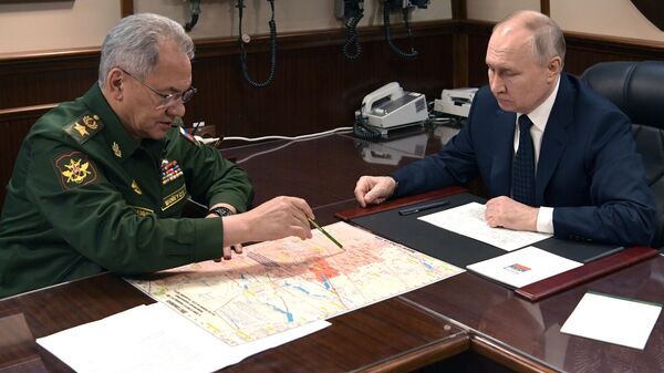 Quân đội Nga đã giải phóng hoàn toàn thị trấn Marinka ở DNR, Bộ trưởng Quốc phòng Sergei Shoigu đã báo cáo với Tổng thống Vladimir Putin - Sputnik Việt Nam