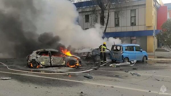 Loại bỏ hậu quả của vụ pháo kích Belgorod của Lực lượng vũ trang Ukraina. Khung video - Sputnik Việt Nam