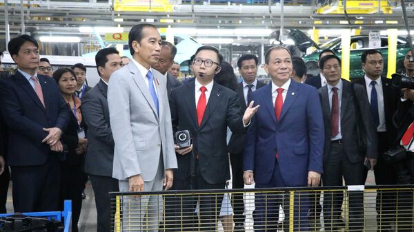 Tổng thống Indonesia Joko Widodo thăm nhà máy VinFast Hải Phòng. - Sputnik Việt Nam