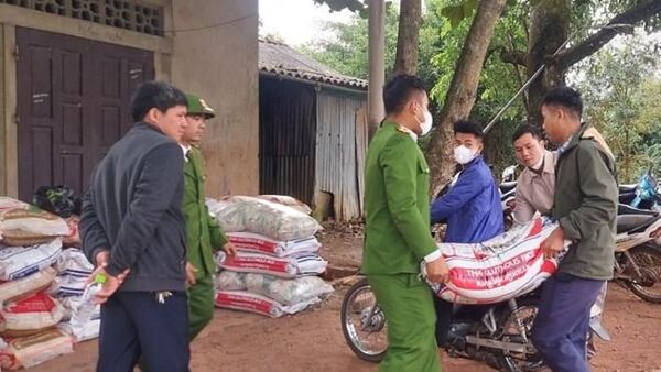 Cơ quan chức năng thu hồi các bao gạo nếp đã bị lấy từ chiếc ôtô bị lật trong đêm - Sputnik Việt Nam