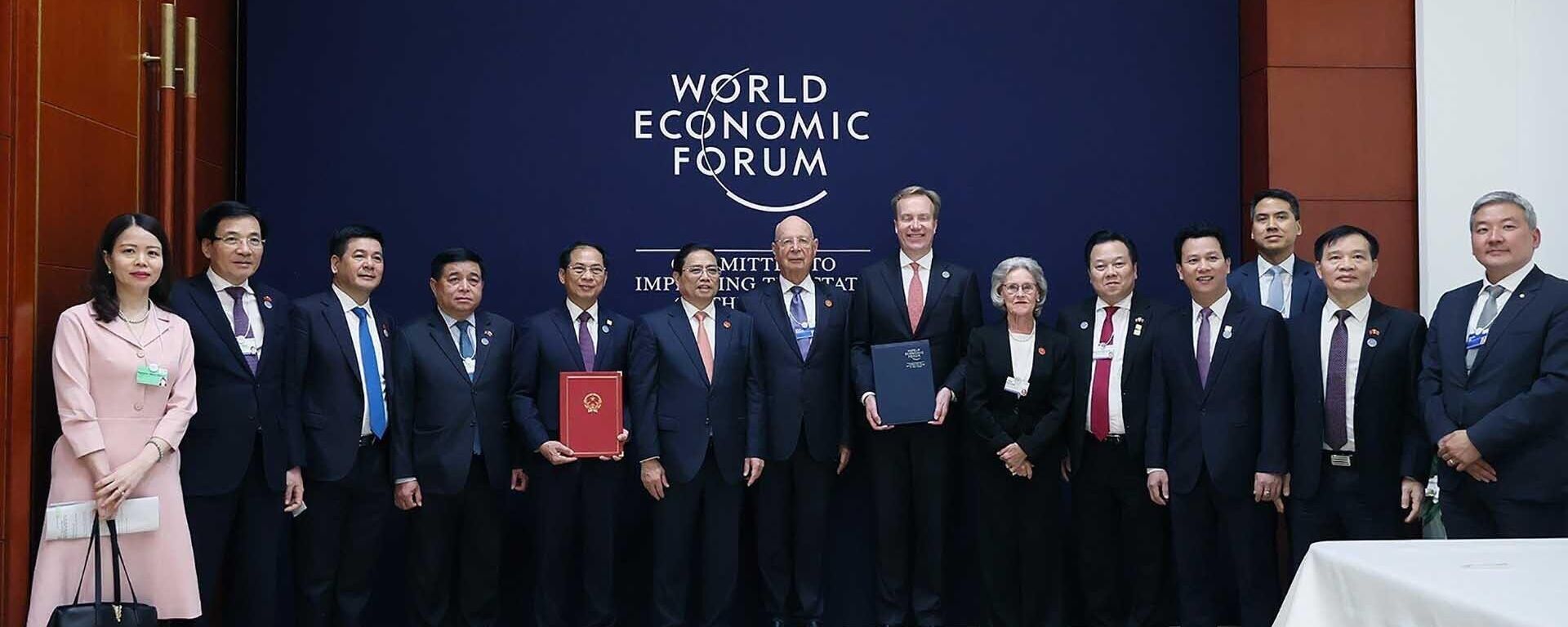 Thủ tướng Phạm Minh Chính chứng kiến ký kết MOU Việt Nam-WEF giai đoạn 2023-2026 tại WEF Thiên Tân - Sputnik Việt Nam, 1920, 14.01.2024