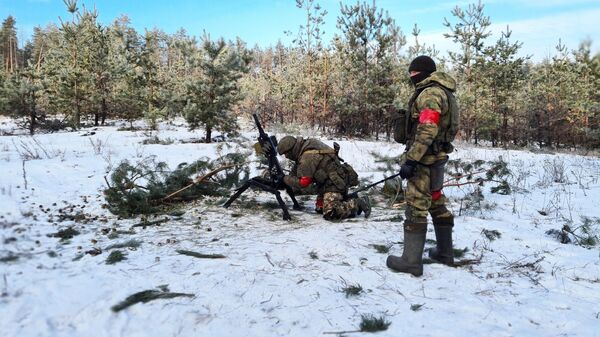 Các trinh sát của Quân khu phía Tây của Lực lượng Vũ trang Nga trong khu vực hoạt động đặc biệt ở Cộng hòa Nhân dân Lugansk - Sputnik Việt Nam