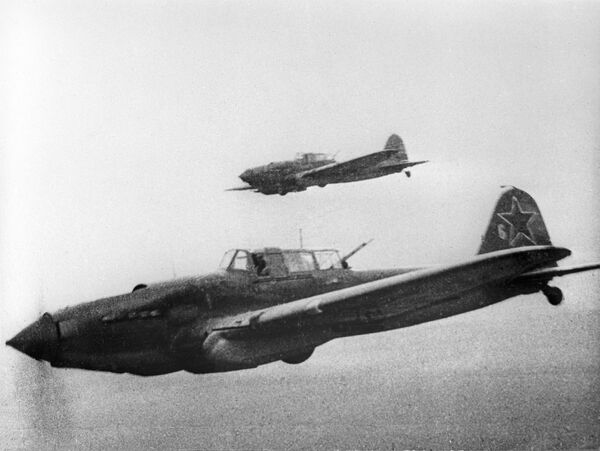 Máy bay tấn công Il-2 của Liên Xô bay làm nhiệm vụ chiến đấu gần Stalingrad - Sputnik Việt Nam