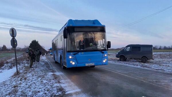 Xe buýt chở binh sĩ Nga trở về từ Ukraina - Sputnik Việt Nam