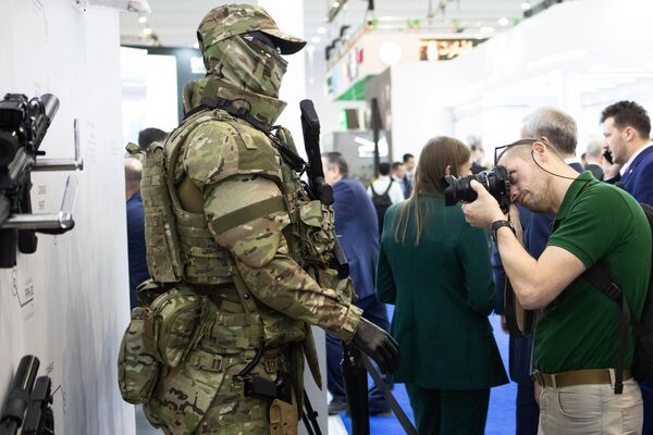 Bộ thiết bị «Đồng phục dã chiến các mùa» 3.0 của tập đoàn Kalashnikov (trong thành phần Tập đoàn Nhà nước Rostec) được giới thiệu tại Triển lãm Quốc phòng Thế giới «World Defense Show» lần thứ 2 ở Riyadh. - Sputnik Việt Nam
