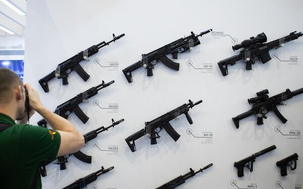 Vị khách tham quan chụp ảnh gian hàng của tập đoàn Kalashnikov (trong thành phần Tập đoàn Nhà nước Rostec) tại Triển lãm Quốc phòng Thế giới «World Defense Show» lần thứ 2 ở Riyadh. - Sputnik Việt Nam