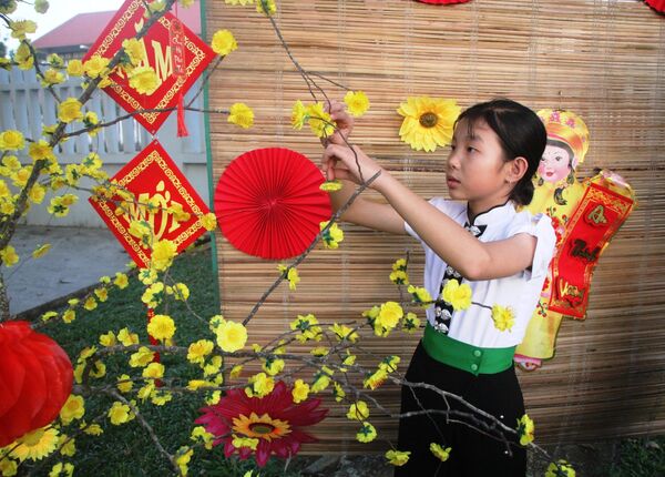 Trẻ em ở Làng trẻ em SOS Điện Biên Phủ trang hoàng cây cảnh chuẩn bị đón Tết Nguyên đán 2024. - Sputnik Việt Nam