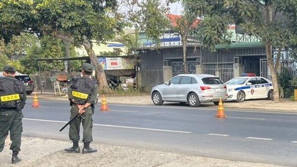 Lực lượng chức năng chốt chặn tại nhiều ngã đường. - Sputnik Việt Nam