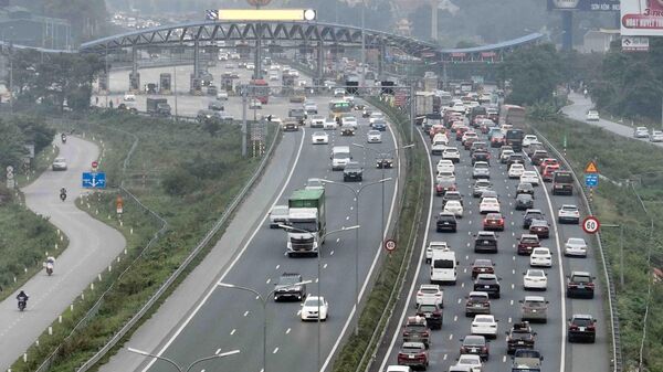 Dòng xe di chuyển chậm hướng về trạm thu phí Pháp Vân - Cầu Giẽ để ra khỏi Thủ đô - Sputnik Việt Nam