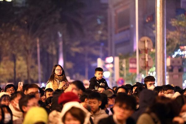 Hàng ngàn người dân tập trung từ sớm để xem màn trình diễn ánh sáng.  - Sputnik Việt Nam