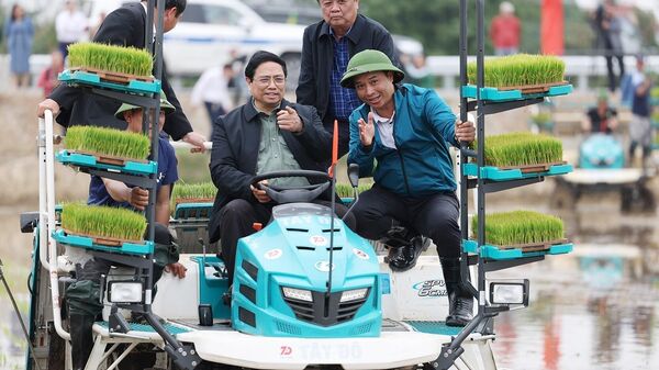 Thủ tướng Phạm Minh Chính cùng nông dân gieo mạ vụ Đông Xuân bằng phương tiện cơ giới - Sputnik Việt Nam