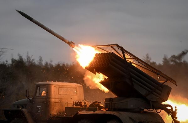 Hệ thống tên lửa phóng loạt BM-21 Grad quân khu “Trung tâm” bắn vào các vị trí quân đội Ukraina theo hướng Krasnolimansky trong chiến dịch quân sự đặc biệt. - Sputnik Việt Nam