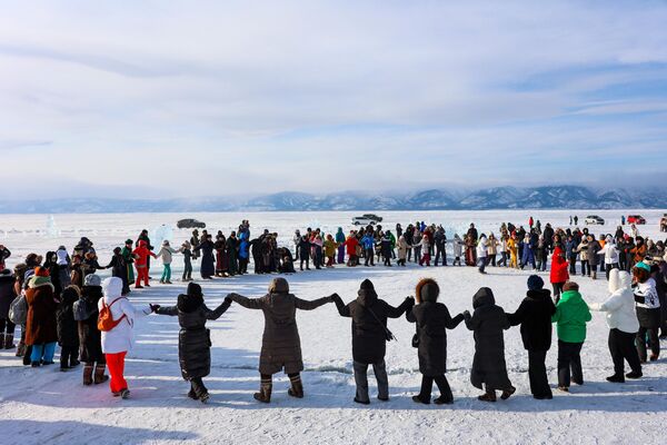 Du khách tham quan lễ hội điêu khắc băng ở Công viên băng Olkhon diễn ra bên bờ hồ Baikal trên đảo Olkhon - Sputnik Việt Nam