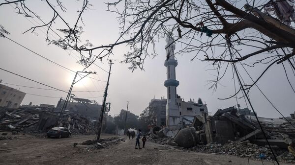 Những người đi bộ gần nhà thờ Hồi giáo Al-Faruq bị phá hủy bởi vụ đánh bom của Israel, ở Rafah, phía nam của Dải Gaza - Sputnik Việt Nam