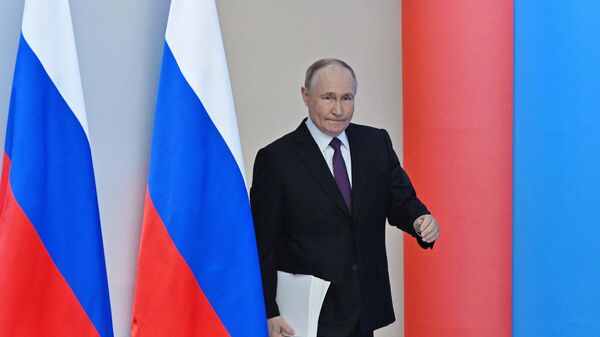 Ngày 29 tháng 2 năm 2024. Tổng thống Nga Vladimir Putin đang đọc bản Thông điệp gửi tới Quốc hội Liên bang. - Sputnik Việt Nam