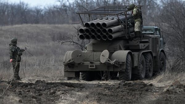 Hệ thống tên lửa phóng loạt (MLRS) 9K57 Uragan của Quân khu Trung tâm đang tấn công các cứ điểm của Lực lượng vũ trang Ukraina theo hướng Avdeevka trong chiến dịch quân sự đặc biệt - Sputnik Việt Nam