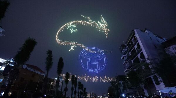  Trình diễn ánh sáng nghệ thuật  bằng drones chào mừng năm mới tại Hồ Tây - Sputnik Việt Nam
