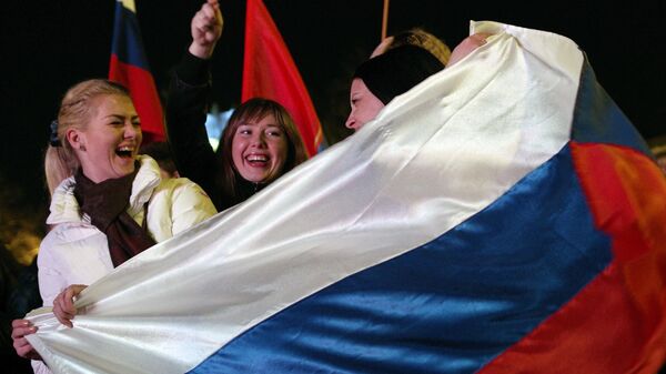 Жительницы Севастополя во время праздничного концерта в честь присоединения Крыма к Российской Федерации - Sputnik Việt Nam