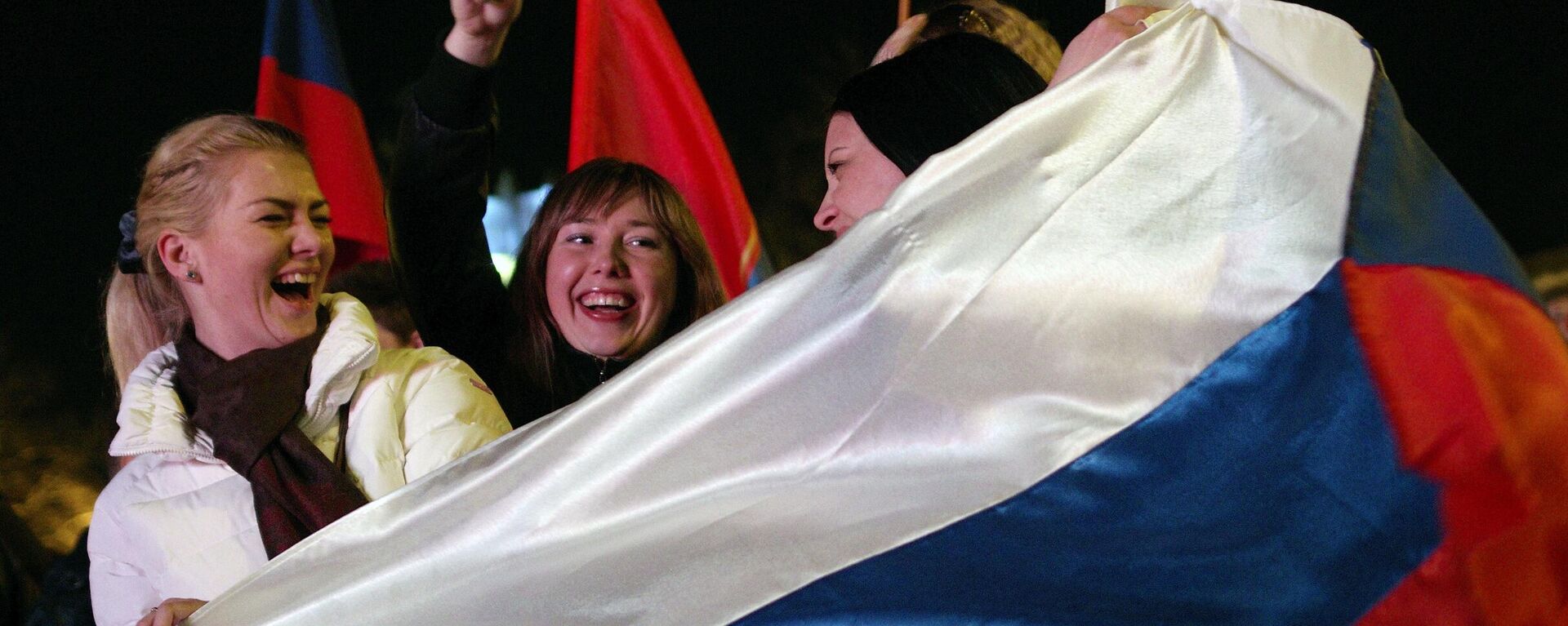 Cư dân Sevastopol trong buổi hòa nhạc kỷ niệm việc sáp nhập Crưm vào Liên bang Nga trên Quảng trường P.S. Nakhimov - Sputnik Việt Nam, 1920, 01.06.2024