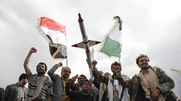 Những người ủng hộ Houthis tham dự một cuộc biểu tình phản đối các cuộc không kích của Mỹ vào Yemen và cuộc tấn công của Israel chống lại người Palestine ở Gaza SAtrip, ở Sanaa, Yemen, Thứ Sáu, ngày 8 tháng 3 năm 2024. - Sputnik Việt Nam