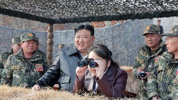 Chủ tịch Triều Tiên Kim Jong-un cùng con gái chỉ huy cuộc tập trận đổ bộ
 - Sputnik Việt Nam