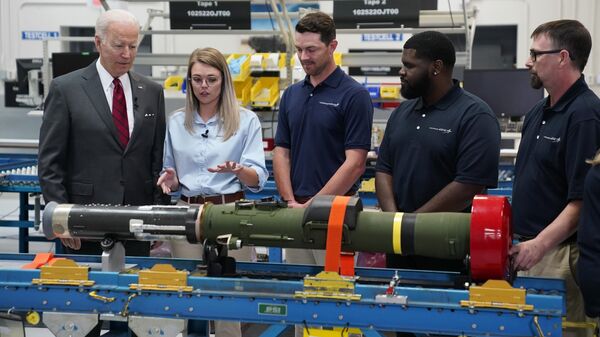 Tổng thống Mỹ Joe Biden lắng nghe trong chuyến tham quan cơ sở Điều hành Pike County Operation của hãng Lockheed Martin, nơi sản xuất tên lửa chống tăng Javelin. - Sputnik Việt Nam