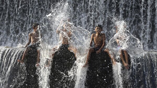 Trẻ em bơi trên sông Unda trước Ngày Nước Thế giới ở Klungkung, Bali, Indonesia - Sputnik Việt Nam