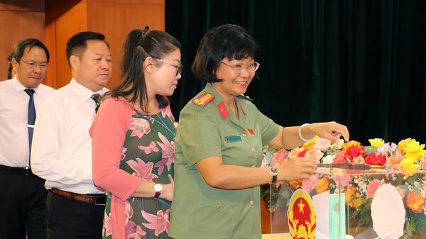 Các đại biểu HĐND tỉnh Bà Rịa - Vũng Tàu tiến hành bỏ phiếu tín nhiệm, tại kỳ họp hồi tháng 12/2023 - Sputnik Việt Nam
