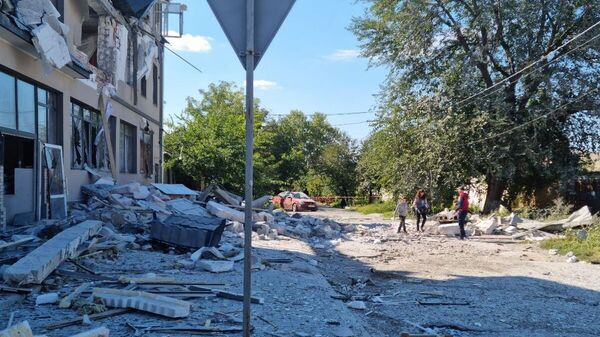 Tòa nhà khách sạn Play ở Kherson, nơi các nhà báo Nga sinh sống, đã bị phá hủy do lực lượng vũ trang Ukraina pháo kích. Hai người đã chết. - Sputnik Việt Nam